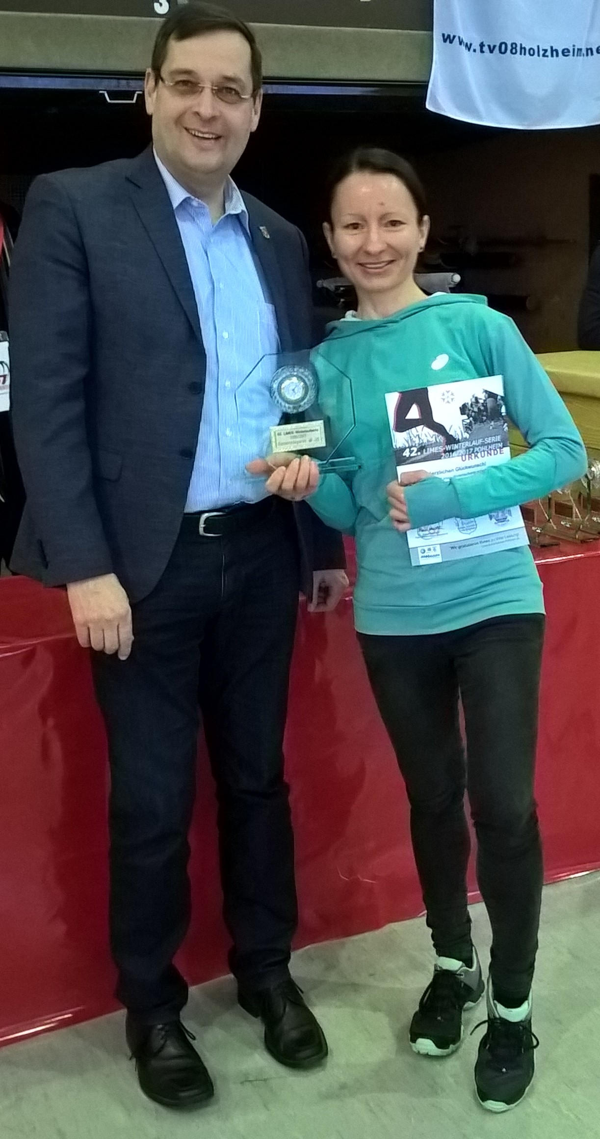 Siegerehrung für den 1. Platz in der Laufserie in W35 mit dem Bürgermeister der Stadt Pohlheim